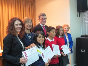 Los niños premiados junto el consejero D. Jose Iribas