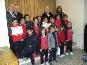 Los niños con los miembros del jurado